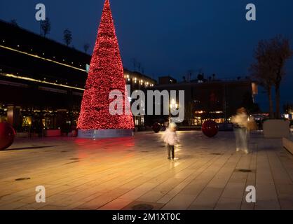 Ghristmas-Baum in der Dämmerung. Nacht, Weihnachtsbaumbaum in Galataport. Istanbul, TÜRKEI - 13. Dezember 2022 Stockfoto