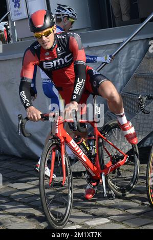 Der luxemburgische Jempy Drucker vom BMC Racing Team wurde zu Beginn des eintägigen Radrennens „Paris-Roubaix“, 253,5 km von Compiegne bis zum Velodrome in Roubaix, Sonntag, den 12. April 2015, fotografiert. Stockfoto