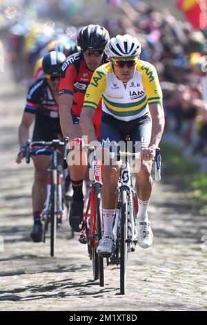 Australischer Heinrich Haussler vom IAM-Radfahren auf dem Kopfsteinpflaster von Wallers-Arenberg während des eintägigen Radrennen „Paris-Roubaix“, 253,5 km von Compiegne zum Velodrome in Roubaix, Sonntag, 12. April 2015. Stockfoto