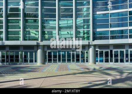 Anaheim, CA, USA – 1. November 2022: Vordereingang des Anaheim Convention Center in Anaheim, Kalifornien. Stockfoto