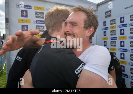 Der Deutsche John Degenkolb von Team Giant-Alpecin feiert nach dem eintägigen Radrennen „Paris-Roubaix“, 253,5 km von Compiegne zum Velodrome in Roubaix, Sonntag, den 12. April 2015. Stockfoto