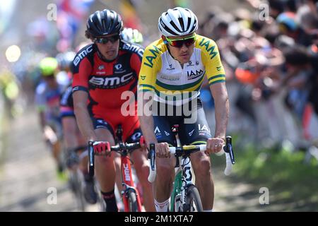 Australischer Heinrich Haussler vom IAM-Radfahren auf dem Kopfsteinpflaster von Wallers-Arenberg während des eintägigen Radrennen „Paris-Roubaix“, 253,5 km von Compiegne zum Velodrome in Roubaix, Sonntag, 12. April 2015. Stockfoto