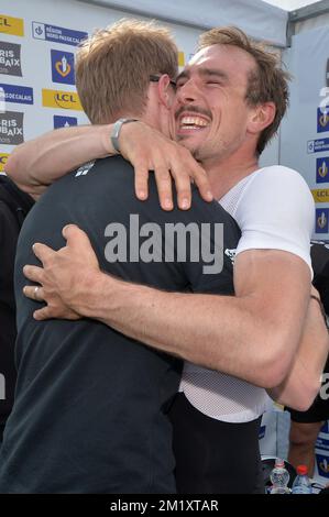 Der Deutsche John Degenkolb von Team Giant-Alpecin feiert nach dem eintägigen Radrennen „Paris-Roubaix“, 253,5 km von Compiegne zum Velodrome in Roubaix, Sonntag, den 12. April 2015. Stockfoto