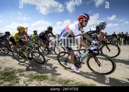 Belgischer Sep Vanmarcke vom Team LottoNL-Jumbo , tschechischer Zdenek Stybar vom Team Ettix - Quick-Step und italienischer Matteo Trentin vom Team Ettix - Quick-Step, abgebildet während des eintägigen Radrennen „Paris-Roubaix“, 253,5 km von Compiegne zum Velodrome in Roubaix, Sonntag, 12. April 2015. Stockfoto