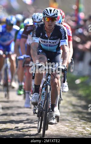 Italienischer Matteo Trentin vom Team Ettix - Quick-Step und auf dem Kopfsteinpflaster von Wallers-Ahrenberg während des eintägigen Radrennen „Paris-Roubaix“, 253,5 km von Compiegne zum Velodrome in Roubaix, Sonntag, 12. April 2015. Stockfoto