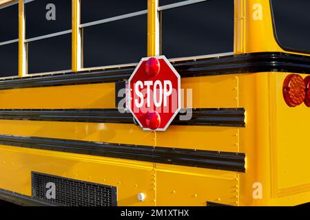 Stoppschild am hinteren Teil eines Schulbusses Stockfoto