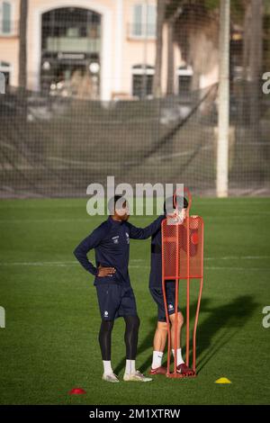 Gents Mathias Nurio Fortuna und Gents Hyunseok Hong wurden während eines Trainings im Wintertrainingslager der belgischen Fußballmannschaft KAA Gent in Oliva, Spanien, am Dienstag, den 13. Dezember 2022 gezeigt. BELGA FOTO LUC CLAESSEN Stockfoto