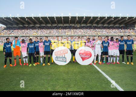 20150419 - BRÜGGE, BELGIEN: Das Bild zeigt die Mannschaften des Vereins und der Anderlecht, die sich für den Fotografen mit dem Logo „Kom op tegen kanker, Iedereen tegen kanker“ zu Beginn des Spiels der Jupiler Pro League zwischen dem Club Brügge und Sporting Anderlecht (RSCA) in Brügge, Sonntag, 19. April 2015, posieren. Am dritten Tag des Play-Off 1. BELGA FOTO KURT DESPLENTER Stockfoto