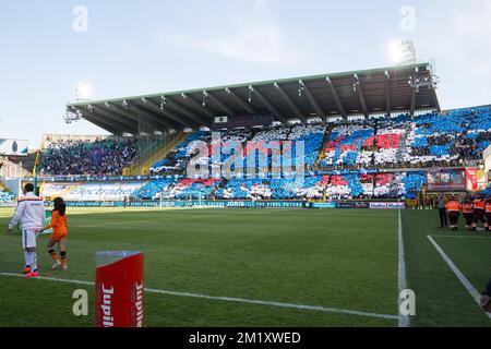 20150419 Uhr – BRÜGGE, BELGIEN: Das Bild zeigt eine Ttifo-Aktion von Brügge-Fans zu Beginn des Jupiler Pro League-Spiels zwischen dem Club Brügge und Sporting Anderlecht (RSCA) in Brügge, Sonntag, den 19. April 2015, am dritten Tag des Play-off 1. BELGA FOTO KURT DESPLENTER Stockfoto