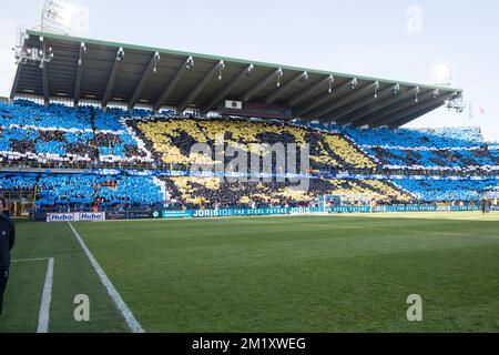 20150419 Uhr – BRÜGGE, BELGIEN: Das Bild zeigt eine Ttifo-Aktion von Brügge-Fans zu Beginn des Jupiler Pro League-Spiels zwischen dem Club Brügge und Sporting Anderlecht (RSCA) in Brügge, Sonntag, den 19. April 2015, am dritten Tag des Play-off 1. BELGA FOTO KURT DESPLENTER Stockfoto