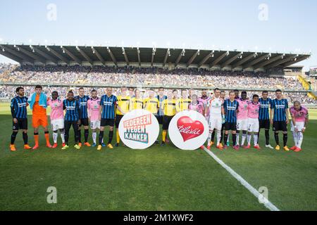 20150419 - BRÜGGE, BELGIEN: Das Bild zeigt die Mannschaften des Vereins und der Anderlecht, die sich für den Fotografen mit dem Logo „Kom op tegen kanker, Iedereen tegen kanker“ zu Beginn des Spiels der Jupiler Pro League zwischen dem Club Brügge und Sporting Anderlecht (RSCA) in Brügge, Sonntag, 19. April 2015, posieren. Am dritten Tag des Play-Off 1. BELGA FOTO KURT DESPLENTER Stockfoto