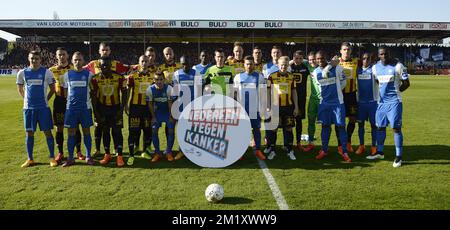 20150418 - MECHELEN, BELGIEN: Die Spieler von Genk und Mechelen haben zu Beginn des Jupiler Pro League-Spiels zwischen KV Mechelen und KRC Genk das Logo von „ Iedereen tegen kanker “ am Samstag, den 18. April 2015, in Mechelen am dritten Tag der Gruppe A von Play-off 2 gezeigt. BELGA FOTO YORICK JANSENS Stockfoto