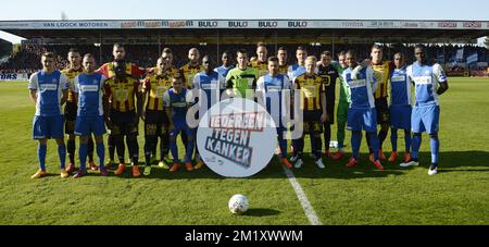 20150418 - MECHELEN, BELGIEN: Die Spieler von Genk und Mechelen haben zu Beginn des Jupiler Pro League-Spiels zwischen KV Mechelen und KRC Genk das Logo von „ Iedereen tegen kanker “ am Samstag, den 18. April 2015, in Mechelen am dritten Tag der Gruppe A von Play-off 2 gezeigt. BELGA FOTO YORICK JANSENS Stockfoto