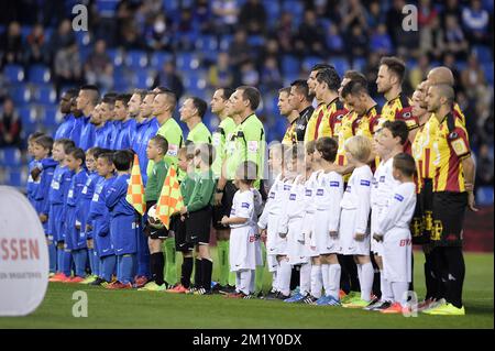 20150418 – MECHELEN, BELGIEN: Die Spieler von Genk und Mechelen werden zu Beginn des Jupiler Pro League-Spiels zwischen KV Mechelen und KRC Genk in Mechelen am Samstag, den 18. April 2015, am dritten Tag der Gruppe A des Play-off-Spiels 2 dargestellt. BELGA FOTO YORICK JANSENS Stockfoto