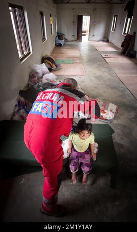 20150430 Uhr - GORKHA, NEPAL: Ein B-Fast-Team kümmert sich um ein lokales Kind, eine Soforthilfemission des belgischen B-Fast-Katastrophenhilfeteams in Gorkha (140 km von Kathmandu entfernt), Nepal, Donnerstag, 30. April 2015. Nepal wurde am Samstag, den 25. April, von einem Erdbeben heimgesucht, das massive Schäden in der Hauptstadt Kathmandu und Lawinen im Basislager des Everest verursachte. Mehr als 5000 Menschen sind nachweislich gestorben. BELGA FOTO BENOIT DOPPPAGNE Stockfoto