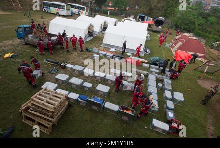 20150430 Uhr - GORKHA, NEPAL: Das B-Fast-Team bereitet sein Lager während einer Nothilfemission des belgischen B-Fast-Katastrophenhilfeteams in Gorkha (140 km von Kathmandu entfernt), Nepal, am Donnerstag, den 30. April 2015, vor. Nepal wurde am Samstag, den 25. April, von einem Erdbeben heimgesucht, das massive Schäden in der Hauptstadt Kathmandu und Lawinen im Basislager des Everest verursachte. Mehr als 5000 Menschen sind nachweislich gestorben. BELGA FOTO BENOIT DOPPPAGNE Stockfoto