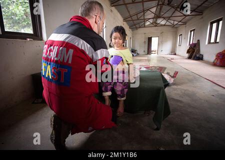 20150430 Uhr - GORKHA, NEPAL: Ein B-Fast-Team kümmert sich um ein lokales Kind, eine Soforthilfemission des belgischen B-Fast-Katastrophenhilfeteams in Gorkha (140 km von Kathmandu entfernt), Nepal, Donnerstag, 30. April 2015. Nepal wurde am Samstag, den 25. April, von einem Erdbeben heimgesucht, das massive Schäden in der Hauptstadt Kathmandu und Lawinen im Basislager des Everest verursachte. Mehr als 5000 Menschen sind nachweislich gestorben. BELGA FOTO BENOIT DOPPPAGNE Stockfoto