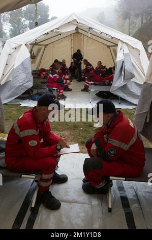 20150430 Uhr - GORKHA, NEPAL: Das B-Fast-Team trifft sich zu einem Briefing vor einer Nothilfemission des belgischen B-Fast-Katastrophenhilfeteams in Gorkha (140 km von Kathmandu entfernt), Nepal, Donnerstag, den 30. April 2015. Nepal wurde am Samstag, den 25. April, von einem Erdbeben heimgesucht, das massive Schäden in der Hauptstadt Kathmandu und Lawinen im Basislager des Everest verursachte. Mehr als 5000 Menschen sind nachweislich gestorben. BELGA FOTO BENOIT DOPPPAGNE Stockfoto