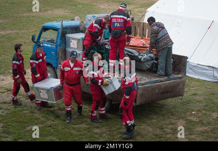 20150430 Uhr - GORKHA, NEPAL: Das B-Fast-Team bereitet das Lager während einer Nothilfemission des belgischen B-Fast-Katastrophenhilfeteams in Gorkha (140 km von Kathmandu entfernt), Nepal, Donnerstag, den 30. April 2015, vor. Nepal wurde am Samstag, den 25. April, von einem Erdbeben heimgesucht, das massive Schäden in der Hauptstadt Kathmandu und Lawinen im Basislager des Everest verursachte. Mehr als 5000 Menschen sind nachweislich gestorben. BELGA FOTO BENOIT DOPPPAGNE Stockfoto