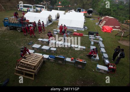 20150430 Uhr - GORKHA, NEPAL: Das B-Fast-Team bereitet sein Lager während einer Nothilfemission des belgischen B-Fast-Katastrophenhilfeteams in Gorkha (140 km von Kathmandu entfernt), Nepal, am Donnerstag, den 30. April 2015, vor. Nepal wurde am Samstag, den 25. April, von einem Erdbeben heimgesucht, das massive Schäden in der Hauptstadt Kathmandu und Lawinen im Basislager des Everest verursachte. Mehr als 5000 Menschen sind nachweislich gestorben. BELGA FOTO BENOIT DOPPPAGNE Stockfoto