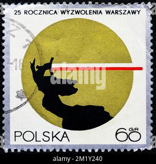 POLEN - CIRCA 1970: Poststempel 60 grosz in Polen zeigt Statue Winged Victory Nike von Samothrake mit polnischer Flagge. Poststempel Stockfoto