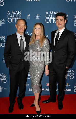 Tom Hanks und Rita Wilson kommen mit ihrem Sohn Truman Hanks zur Premiere des Films „Ein Mann namens Otto“ im Rigoletto-Kino in Stockholm, Schweden Stockfoto