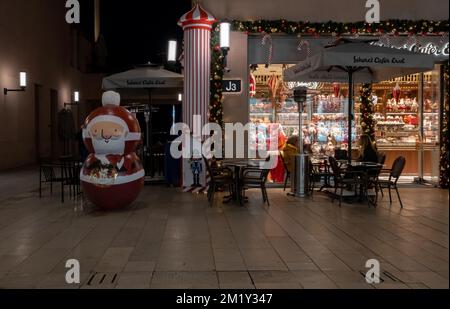 Süßwarenladen mit Weihnachtsmotiv in Galataport. Außenansicht. Istanbul, TÜRKEI - 13. Dezember 2022. Stockfoto