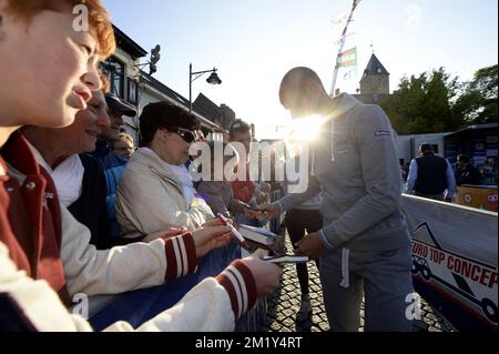 20150526 - BORNEM, BELGIEN: Belgischer Tom Boonen vom Team Ettix - Quick-Step (R) unterzeichnet ein Autogramm bei der Vorstellung der Teams für das Radrennen Baloise Belgium Tour am Dienstag, den 26. Mai 2015 in Bornem. BELGA FOTO ERIC LALMAND Stockfoto