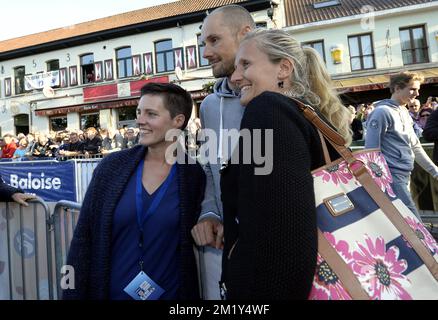 20150526 – BORNEM, BELGIEN: Belgischer Tom Boonen vom Team Ettix – Quick-Step (C) trifft Fans bei der Präsentation der Teams für das Radrennen Baloise Belgium Tour am Dienstag, den 26. Mai 2015 in Bornem. BELGA FOTO ERIC LALMAND Stockfoto