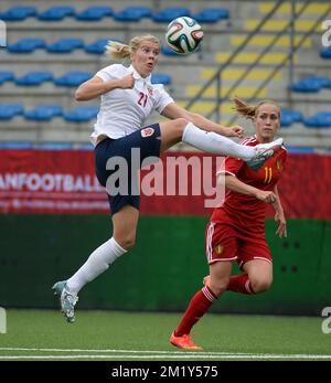 20150523 – SINT-TRUIDEN, BELGIEN: Norwegische Ada Hegerberg hat sich am Samstag, den 23. Mai 2015, im Staaien in Sint-Truiden vor Belgiens Janice Cayman während des Freundschaftsspiels zwischen den belgischen Roten Flammen und Norwegen den Ball abgefangen. Das Spiel ist ein Vorbereitungsspiel für Norwegen für die Frauenweltmeisterschaft 2015. BELGA FOTO DAVID CATRY Stockfoto