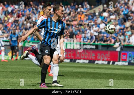 20150524 – BRÜGGE, BELGIEN: Kortrijks Adam Marusic und der Club Tom De Sutter kämpfen um den Ball während des Spiels der Jupiler Pro League zwischen dem Club Brügge und KV Kortrijk in Brügge, Sonntag, den 24. Mai 2015, am zehnten und letzten Tag des Play-off 1. Club Brügge spielt den zweiten oder dritten Platz der Meisterschaft. BELGA FOTO KURT DESPLENTER Stockfoto