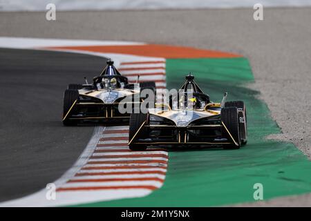 Valencia, Spanien. 13.. Dezember 2022. 12/13/2022: Stoffel Vandoorne, DS Penske, DS E-tense FE23, Leads Jean-Eric Vergne, DS Penske, DS E-TENSE FE23 während des Formel E Valencia Tests in Valencia, Spanien. (Foto: Simon Galloway/Motorsport Images/Sipa USA) Guthaben: SIPA USA/Alamy Live News Stockfoto