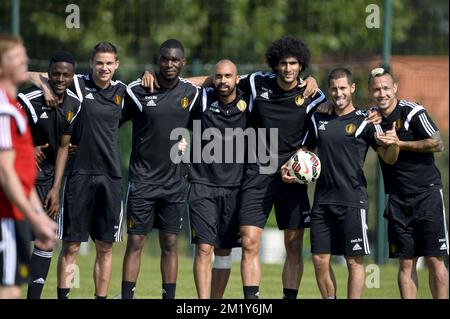 20150605 - BORDEAUX, FRANKREICH: Divock Origi aus Belgien, Leander Dendoncker aus Belgien, Christian Benteke aus Belgien, Anthony Vanden Borre aus Belgien, Marouane Fellaini aus Belgien, Eden Hazard aus Belgien und Radja Nainggolan aus Belgien wurden am fünften Tag des Trainingslagers der belgischen Fußballnationalmannschaft The Red Devils in Bordeaux, Frankreich, am Freitag, den 05. Juni 2015, fotografiert. Die Devils bereiten sich auf ein Freundschaftsspiel gegen Frankreich und ein Qualifikationsspiel für die Euro 2016 gegen Wales vor. BELGA FOTO DIRK WAEM Stockfoto