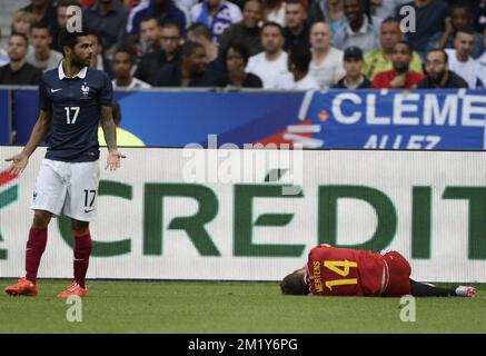 20150607 - PARIS, FRANKREICH: Benoit Tremoulinas (L) in Frankreich, 14 Belgiens Dries Mertens am Boden verletzt während eines Freundschaftsspiels zwischen Frankreich und Belgien im "Stade de France" in Paris, Frankreich, Sonntag, den 07. Juni 2015. Die Devils bereiten sich am Freitag auf ein Qualifikationsspiel gegen Wales für die Euro 2016 vor. BELGA FOTO DIRK WAEM Stockfoto