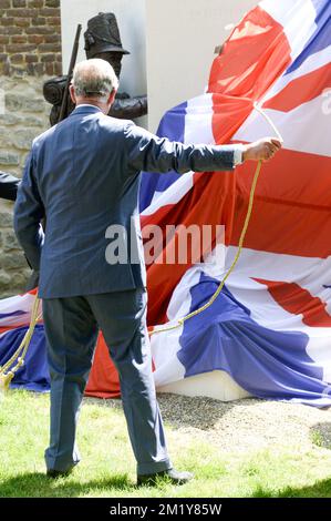 20150617 Uhr - WATERLOO, BELGIEN: Der britische Prinz Charles, Prinz von Wales, gezeichnet bei der Eröffnung des "Ferme d'Hougoumont" (der Bauernhof von Hougoumont - De boerderij van Hougoumont) als Gedenkstätte, Teil der gedenkfeier zum Zweijahreszeitpunkt der Schlacht von Waterloo, Mittwoch, den 17. Juni 2015 in Waterloo. Die Farm war einer der wichtigsten Orte während der „Bataille de Waterloo“ am 18. 1815. Juni, deren 200.. Jahrestag in diesem Jahr gefeiert wird. Etwa 5.000 Reendarsteller, 300 Pferde und 100 Kanonen rekonstruieren die legendäre Schlacht, in der der Herzog von Wellington einen endgültigen Sieger gewann Stockfoto