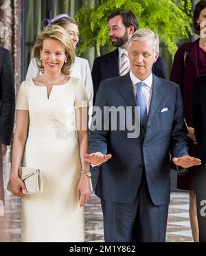 20150617 - BRÜSSEL, BELGIEN: Königin Mathilde von Belgien, König Philippe - Filip von Belgien, belgische Gräfin Stephanie de Lannoy und Prinz Guillaume, Erbgroßherzog von Luxemburg, der auf einem Empfang des belgischen Königspaares mit dem luxemburgischen Erbgroßherzog und Nachkommen der wichtigsten Kriegsführer der Waterloo-Schlacht abgebildet wurde; Mittwoch, 17. Juni 2015, im Königlichen Schloss Laken-Laeken, Brüssel. BELGA FOTO LAURIE DIEFFEMBACQ Stockfoto