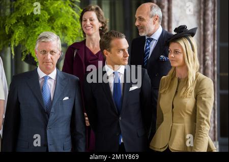 20150617 - BRÜSSEL, BELGIEN: König Philippe - Filip von Belgien, Arthur Gerald Wellesley, Earl of Mornington, Jemma Wellesley, Die Marchionin von Douro und Lukas Graf und Grafin Blucher von Wahlstatt wurden auf einem Empfang des belgischen Königspaares mit dem luxemburgischen Erbgroßherzog und den Nachkommen der wichtigsten Kriegsführer der Schlacht von Waterloo am Mittwoch, den 17. Juni 2015, im Königlichen Schloss in Laken-Laeken, Brüssel, fotografiert. BELGA FOTO LAURIE DIEFFEMBACQ Stockfoto