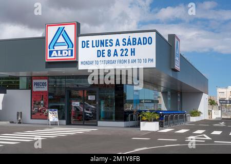 Aldi, Las Chafiras, Lebensmittelgeschäft mit sichtbarem Logo und Zeitplan, beliebter deutscher Supermarkt, wurde kürzlich in der Gemeinde San Miguel de Abona eröffnet Stockfoto