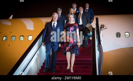 20150622 - PEKING, CHINA: König Philippe - Filip von Belgien Vizevorsteherprotokoll des Königspalastes Alain Gerardy, Königin Mathilde von Belgien, Vizepräsident Didier Reynders, Bundesstaatssekretär Pieter De Crem und Leiter der Protokollabteilung des Königspalastes, Vizeadmiral Pierre Warnauts, abgebildet am dritten Tag eines königlichen Besuchs in China, Montag, den 22. Juni 2015, auf dem Flughafen von Peking. BELGA FOTO BENOIT DOPPPAGNE Stockfoto