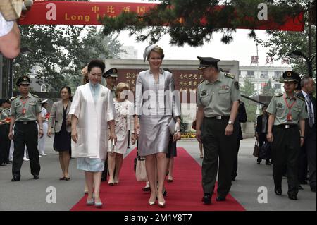 20150624 Uhr - PEKING, CHINA: Königin Mathilde von Belgien und die First Lady Peng Liyan kommen am fünften Tag eines königlichen Besuchs in China, Mittwoch, den 24. Juni 2015, für einen Besuch des People's Liberation Army Arts College in Peking. BELGA-FOTOPOOL PHILIP REYNAERS Stockfoto