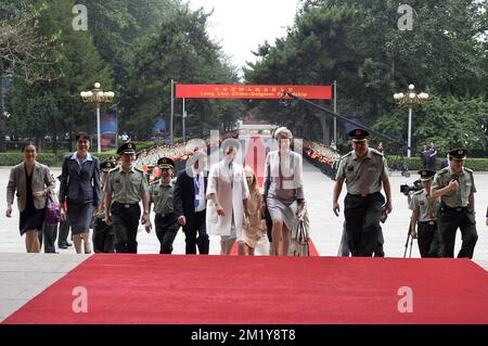 20150624 Uhr - PEKING, CHINA: Königin Mathilde von Belgien und die First Lady Peng Liyan kommen am fünften Tag eines königlichen Besuchs in China, Mittwoch, den 24. Juni 2015, für einen Besuch des People's Liberation Army Arts College in Peking. BELGA-FOTOPOOL PHILIP REYNAERS Stockfoto