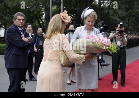 20150624 Uhr - PEKING, CHINA: Königin Mathilde legte Blumen bei einem Besuch des People's Liberation Army Arts College in Peking, am fünften Tag eines königlichen Besuchs in China, Mittwoch, den 24. Juni 2015, in China. BELGA-FOTOPOOL PHILIP REYNAERS Stockfoto