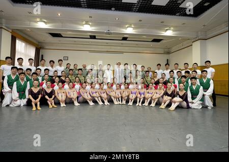 20150624 Uhr – PEKING, CHINA: Königin Mathilde von Belgien und die First Lady von China, Peng Liyan, abgebildet bei einem Besuch des People's Liberation Army Arts College in Peking am fünften Tag eines königlichen Besuchs in China, Mittwoch, den 24. Juni 2015, in China. BELGA-FOTOPOOL PHILIP REYNAERS Stockfoto