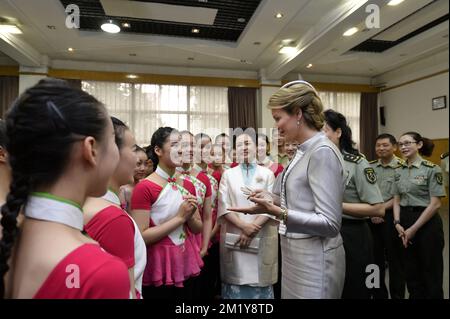 20150624 Uhr – PEKING, CHINA: Königin Mathilde von Belgien und die First Lady von China, Peng Liyan, abgebildet bei einem Besuch des People's Liberation Army Arts College in Peking am fünften Tag eines königlichen Besuchs in China, Mittwoch, den 24. Juni 2015, in China. BELGA-FOTOPOOL PHILIP REYNAERS Stockfoto