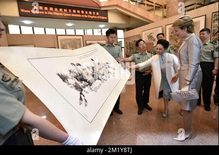 20150624 Uhr – PEKING, CHINA: Königin Mathilde von Belgien und die First Lady von China, Peng Liyan, abgebildet bei einem Besuch des People's Liberation Army Arts College in Peking am fünften Tag eines königlichen Besuchs in China, Mittwoch, den 24. Juni 2015, in China. BELGA-FOTOPOOL PHILIP REYNAERS Stockfoto