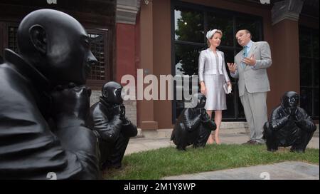 20150624 Uhr - PEKING, CHINA: Königin Mathilde von Belgien wird vom Gründer des Temple Hotel, dem belgischen Juan Van Wassenhove, begrüßt, bevor Sie am 5. Tag eines königlichen Besuchs in China, Mittwoch, den 24. Juni 2015, in China ein Diner mit führenden chinesischen Damen in Peking besuchen. BELGA FOTO BENOIT DOPPPAGNE Stockfoto