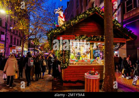 Der beliebte Weihnachtsmarkt und die Lichter von Frankfurt, Birmingham, West Midlands, England, sind im Winter nachts in der New Street zu finden Stockfoto