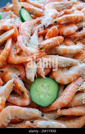 Ganze Shrimps auf Schale gekocht und serviert auf einem großen Teller in einem Buffetrestaurant, leckere Krebstiere, die weltweit in einer Vielzahl von Meeresfrüchten gegessen werden Stockfoto