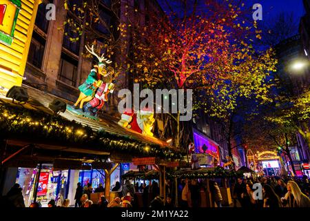 Der beliebte Frankfurter Weihnachtsmarkt und die Lichter in der New Street, Birmingham, West Midlands, England, sind im Winter nachts geöffnet Stockfoto