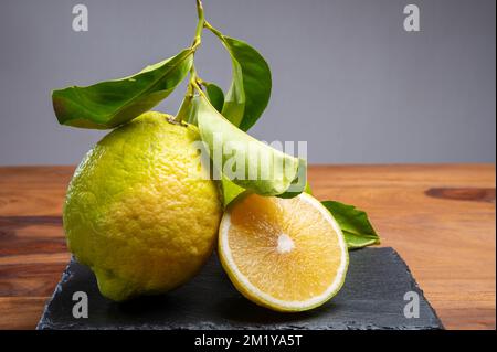 Zitronencitron Cedrate oder Citrus Medica, große, duftende Zitrusfrüchte mit dicker Rinde für die Herstellung von italienischem Limonchello Likör Stockfoto